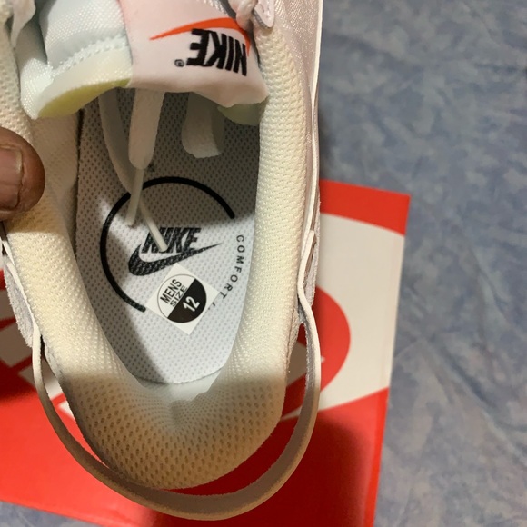 MENS NIKE SNEAKERS NEW IN BOX SIZE 101/2 / 11 / 12 / 3 PAIR AVAILABLE - Picture 4 of 10